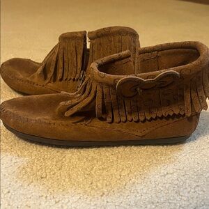 Minnetonka Hello Kitty Suede Fringe Moccasin Boots